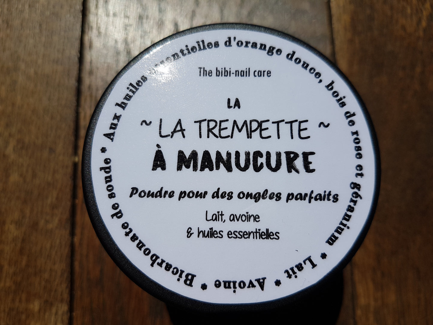 La "Trempette à manucure", poudre préparatoire à la manucure hydratante et nourrissante pour les mains et les ongles au lait, avoine moulue, huiles essentielles d'orange douce, bois de rose et géranium