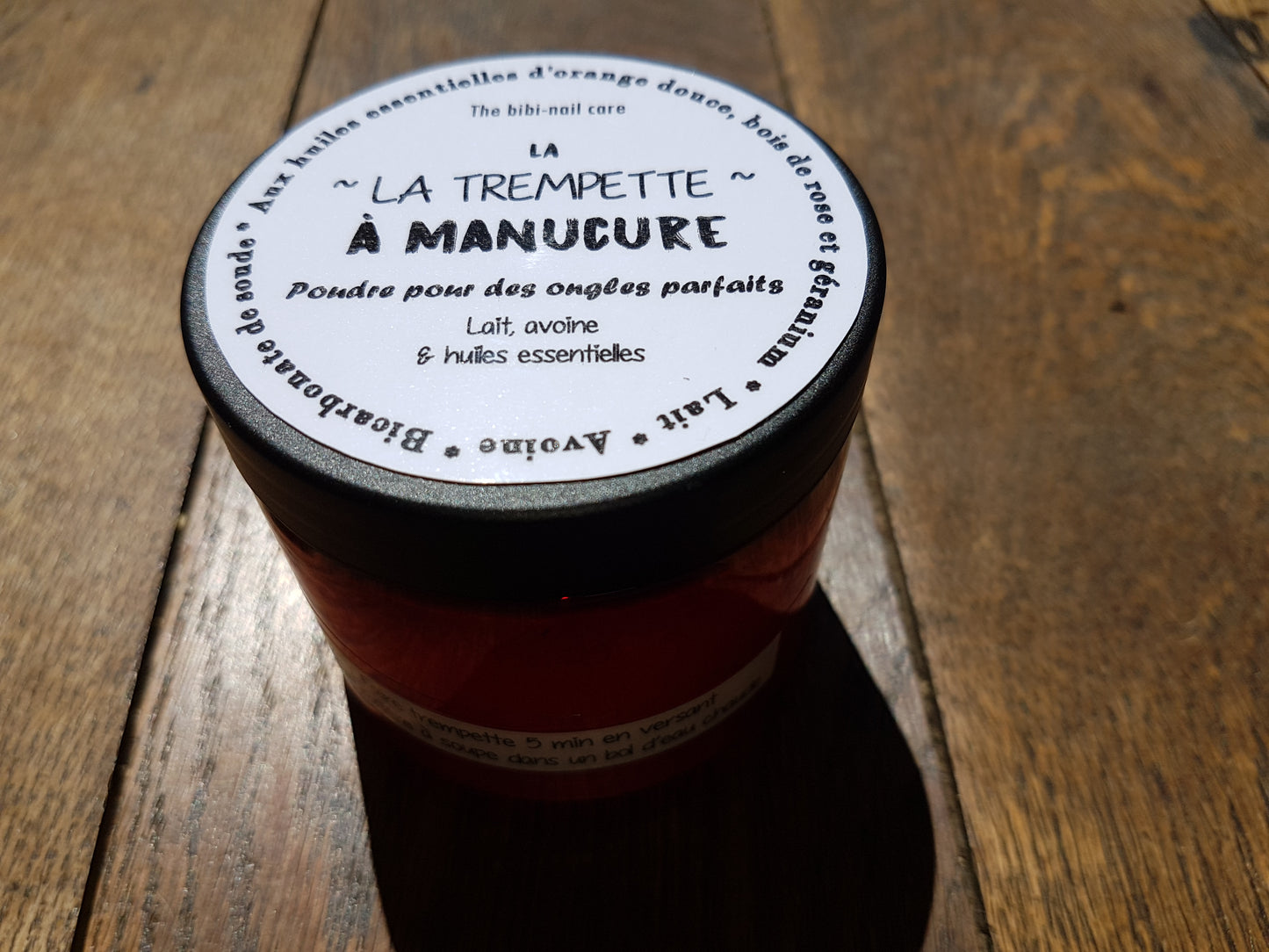 La "Trempette à manucure", poudre préparatoire à la manucure hydratante et nourrissante pour les mains et les ongles au lait, avoine moulue, huiles essentielles d'orange douce, bois de rose et géranium