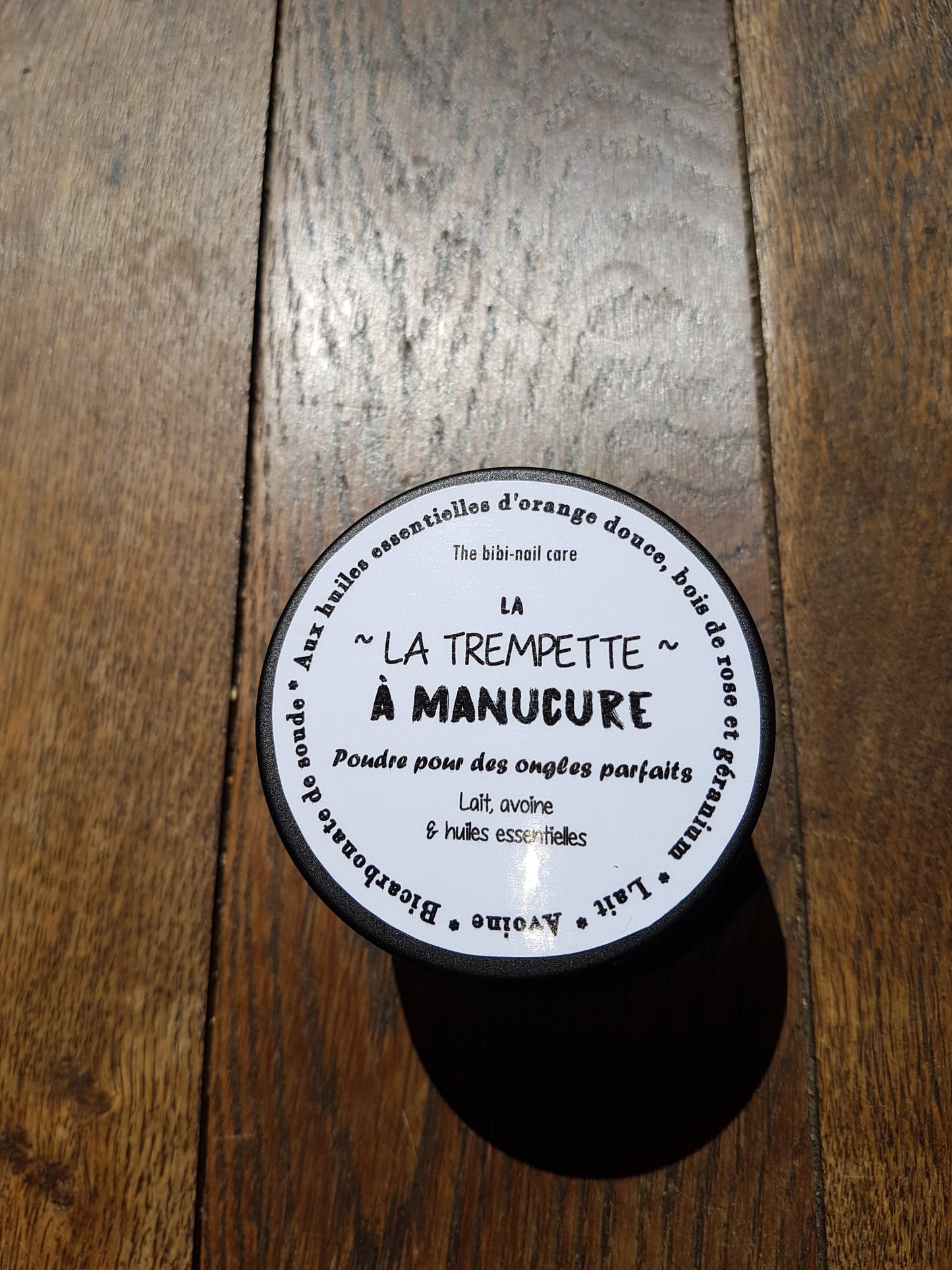 La "Trempette à manucure", poudre préparatoire à la manucure hydratante et nourrissante pour les mains et les ongles au lait, avoine moulue, huiles essentielles d'orange douce, bois de rose et géranium