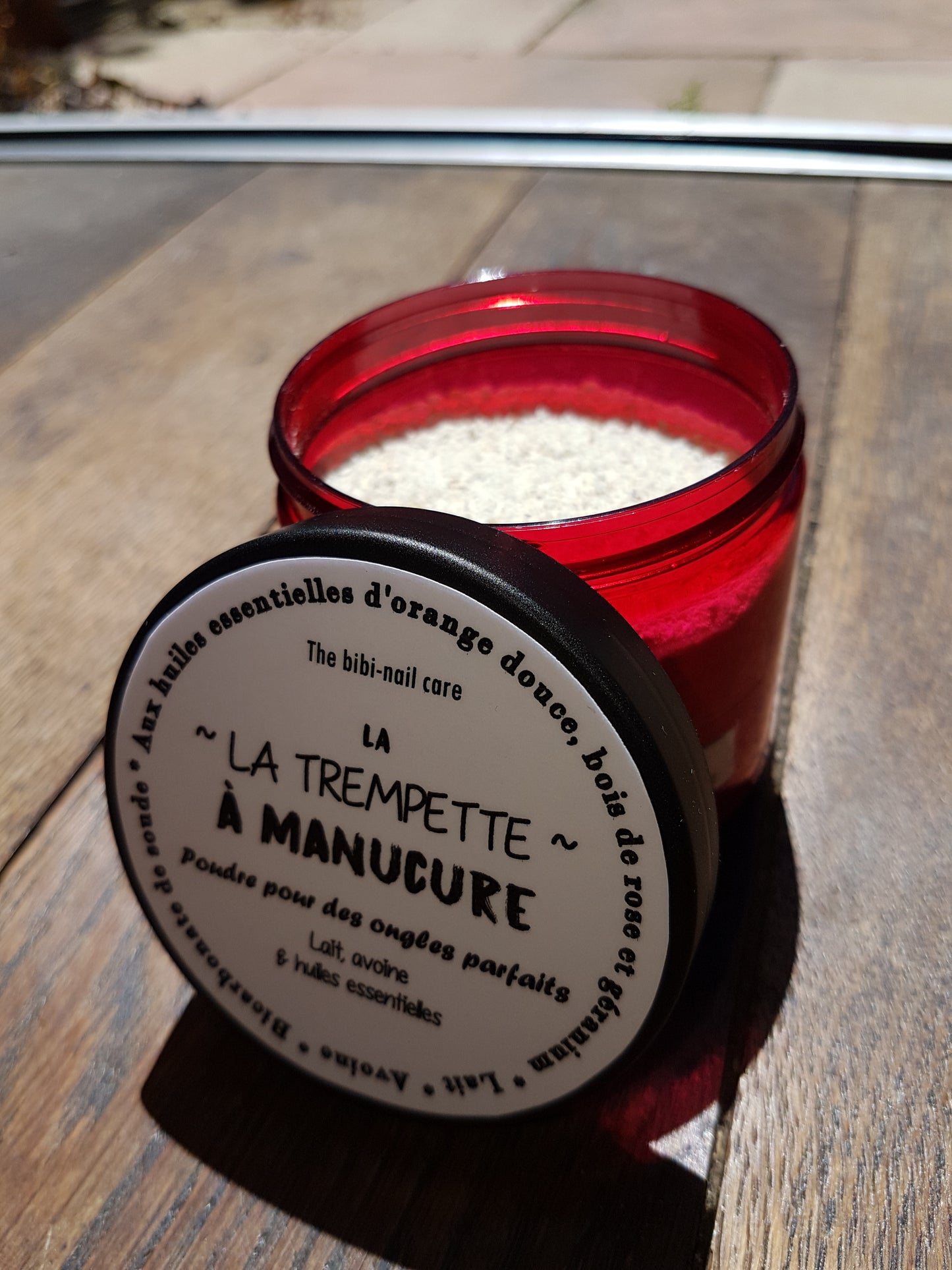 La "Trempette à manucure", poudre préparatoire à la manucure hydratante et nourrissante pour les mains et les ongles au lait, avoine moulue, huiles essentielles d'orange douce, bois de rose et géranium