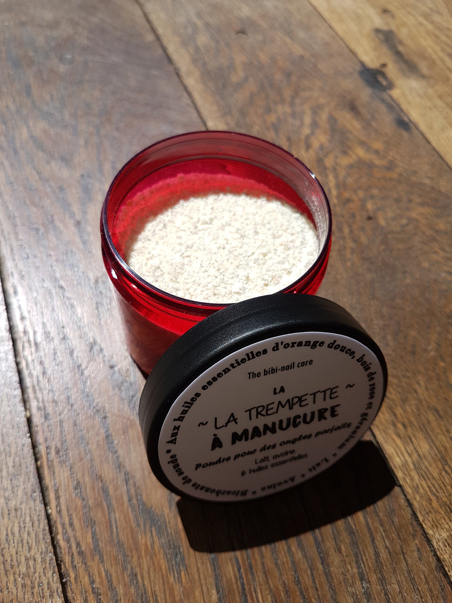 La "Trempette à manucure", poudre préparatoire à la manucure hydratante et nourrissante pour les mains et les ongles au lait, avoine moulue, huiles essentielles d'orange douce, bois de rose et géranium