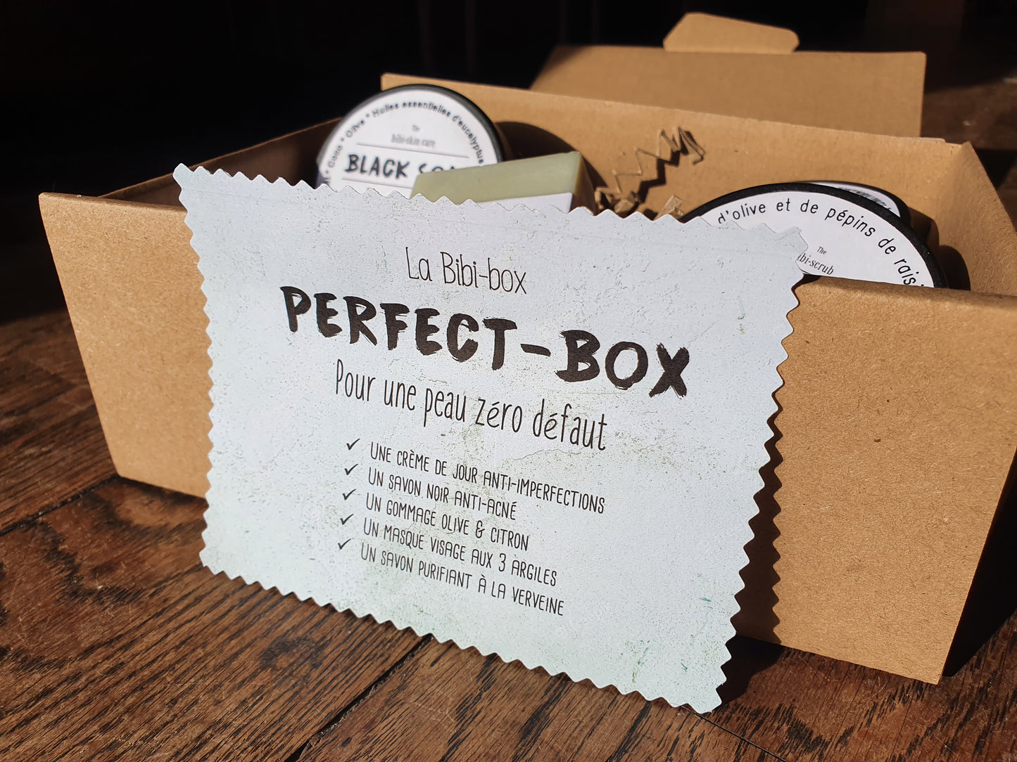 La "Perfect box", coffret ou boîte cadeau de soins complets anti acné et anti boutons pour une peau parfaite