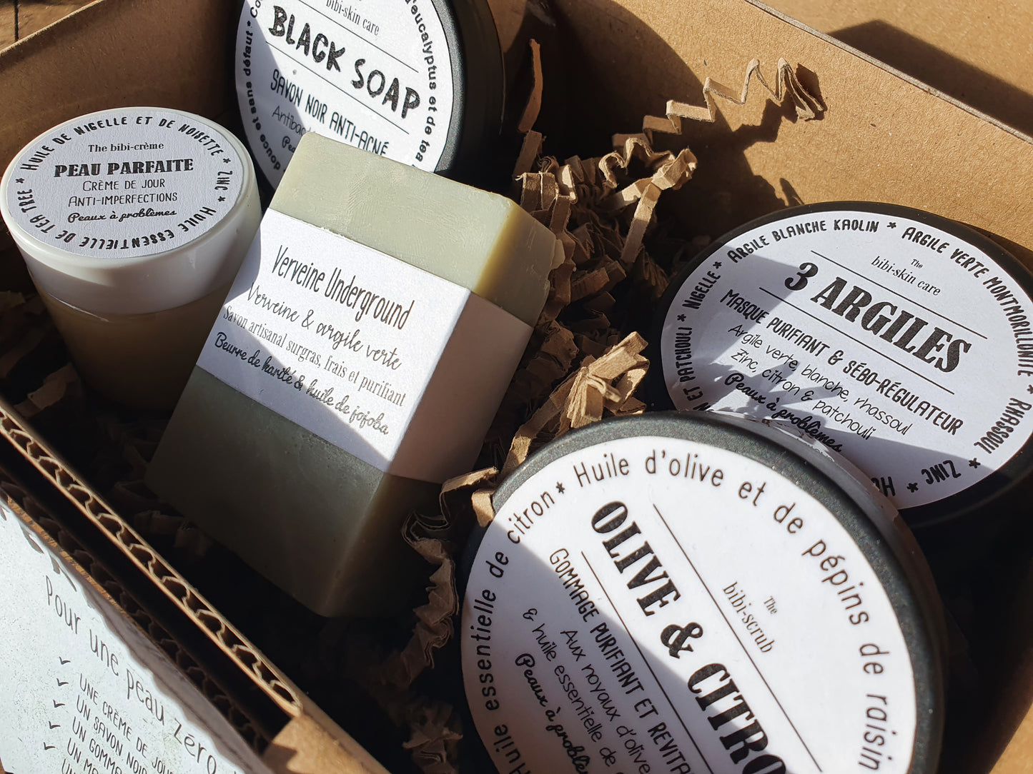 La "Perfect box", coffret ou boîte cadeau de soins complets anti acné et anti boutons pour une peau parfaite