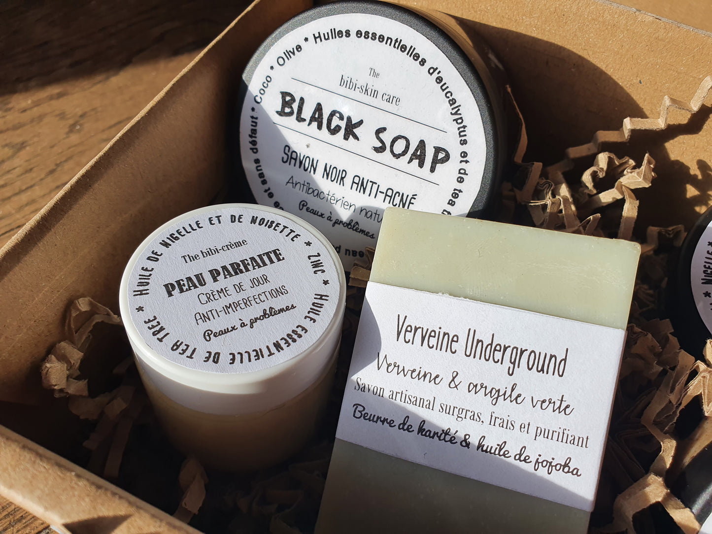 La "Perfect box", coffret ou boîte cadeau de soins complets anti acné et anti boutons pour une peau parfaite