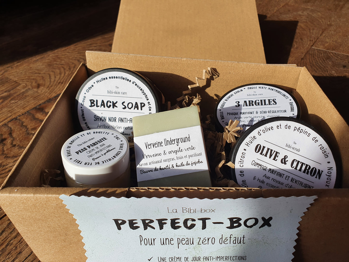 La "Perfect box", coffret ou boîte cadeau de soins complets anti acné et anti boutons pour une peau parfaite