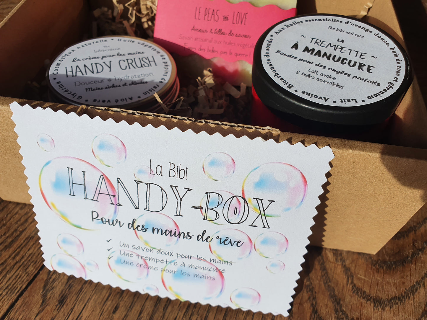 La "Handy box", coffret ou boîte cadeau de soins complets pour une manucure parfaite et des mains impeccables