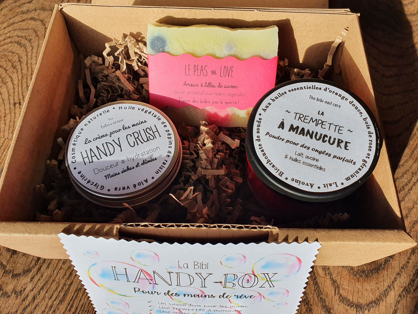La "Handy box", coffret ou boîte cadeau de soins complets pour une manucure parfaite et des mains impeccables