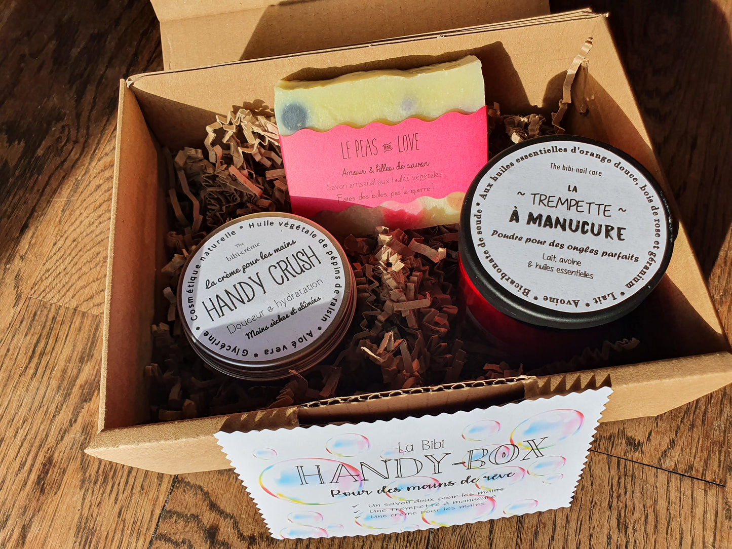 La "Handy box", coffret ou boîte cadeau de soins complets pour une manucure parfaite et des mains impeccables