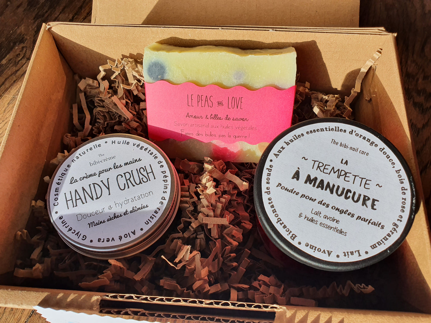 La "Handy box", coffret ou boîte cadeau de soins complets pour une manucure parfaite et des mains impeccables