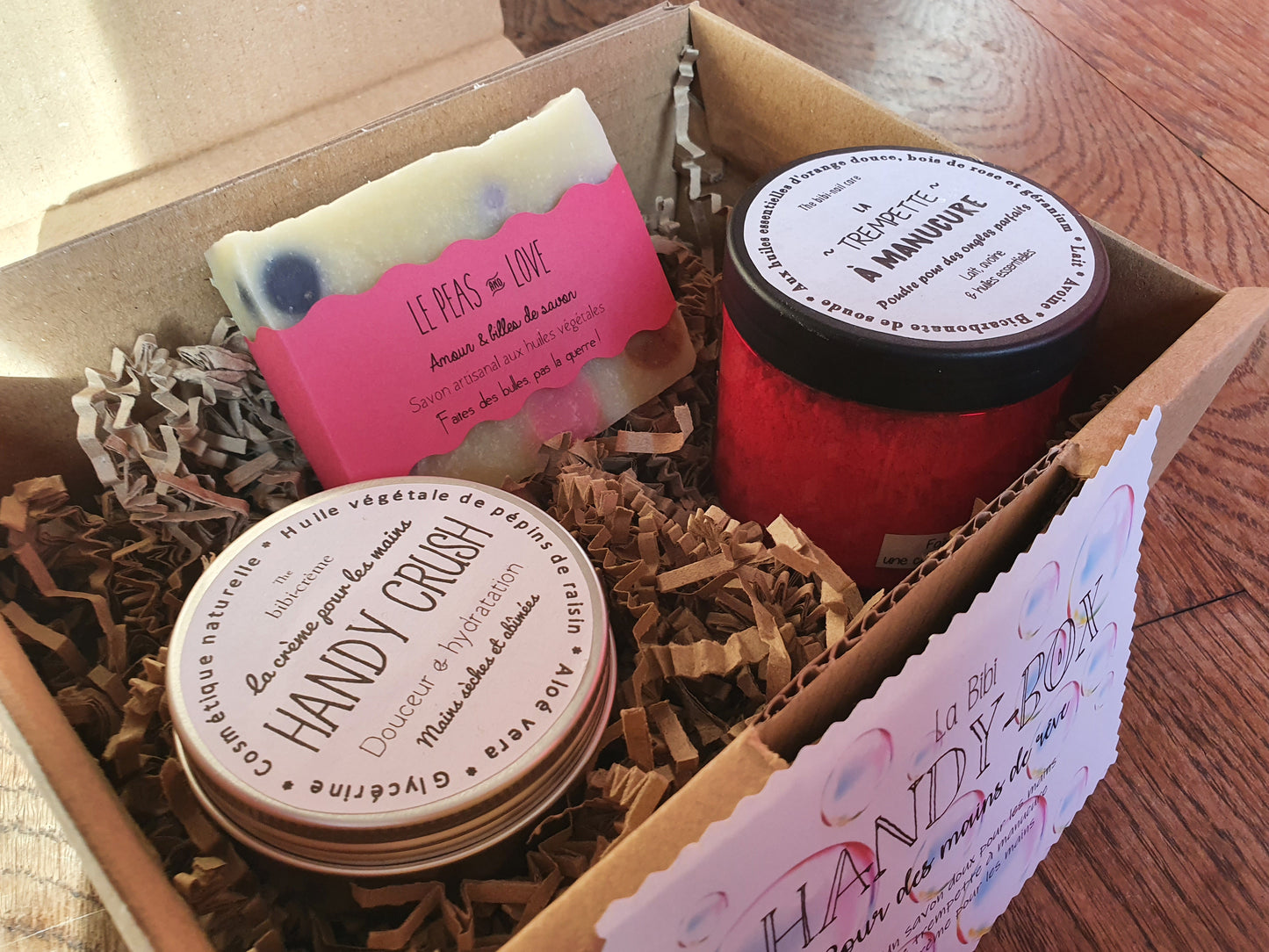La "Handy box", coffret ou boîte cadeau de soins complets pour une manucure parfaite et des mains impeccables