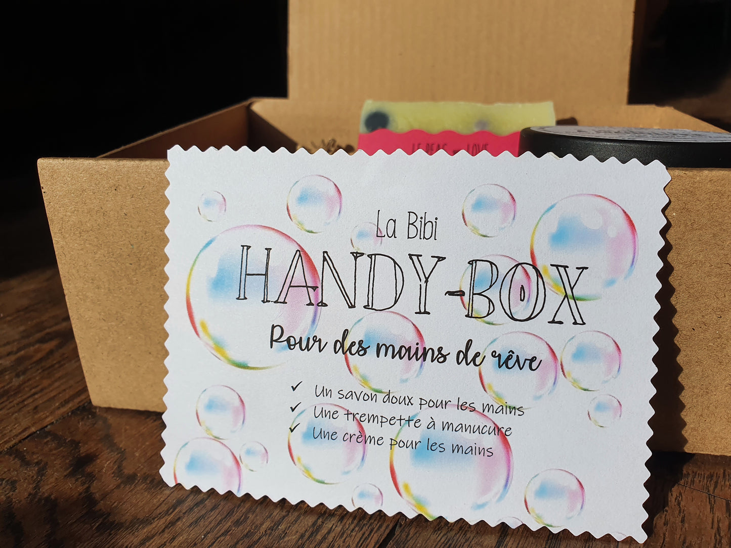 La "Handy box", coffret ou boîte cadeau de soins complets pour une manucure parfaite et des mains impeccables