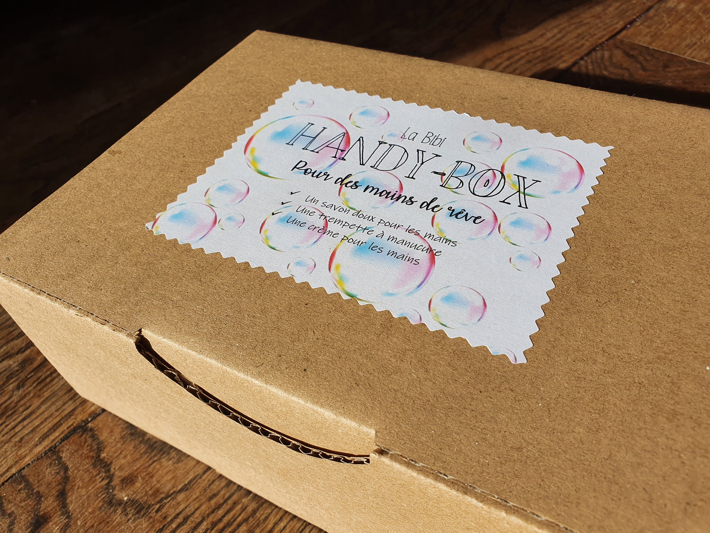 La "Handy box", coffret ou boîte cadeau de soins complets pour une manucure parfaite et des mains impeccables