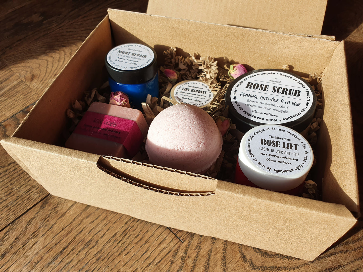 La "Forever Young box", coffret ou boîte cadeau de soins complets à la rose pour les peaux matures