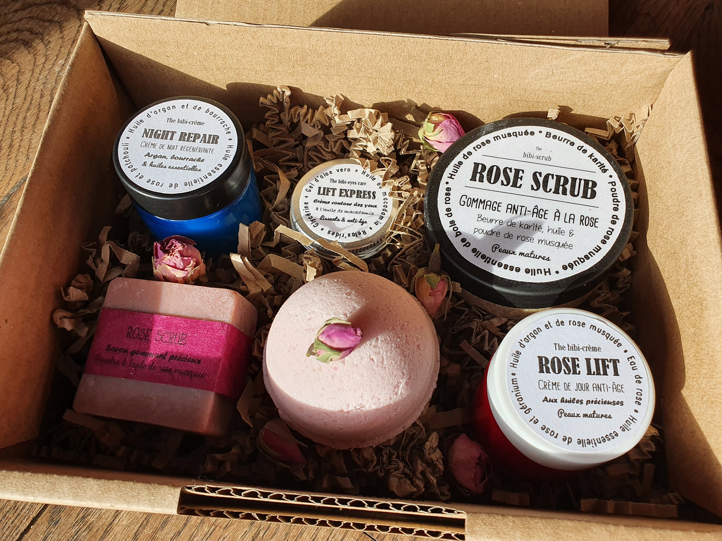 La "Forever Young box", coffret ou boîte cadeau de soins complets à la rose pour les peaux matures