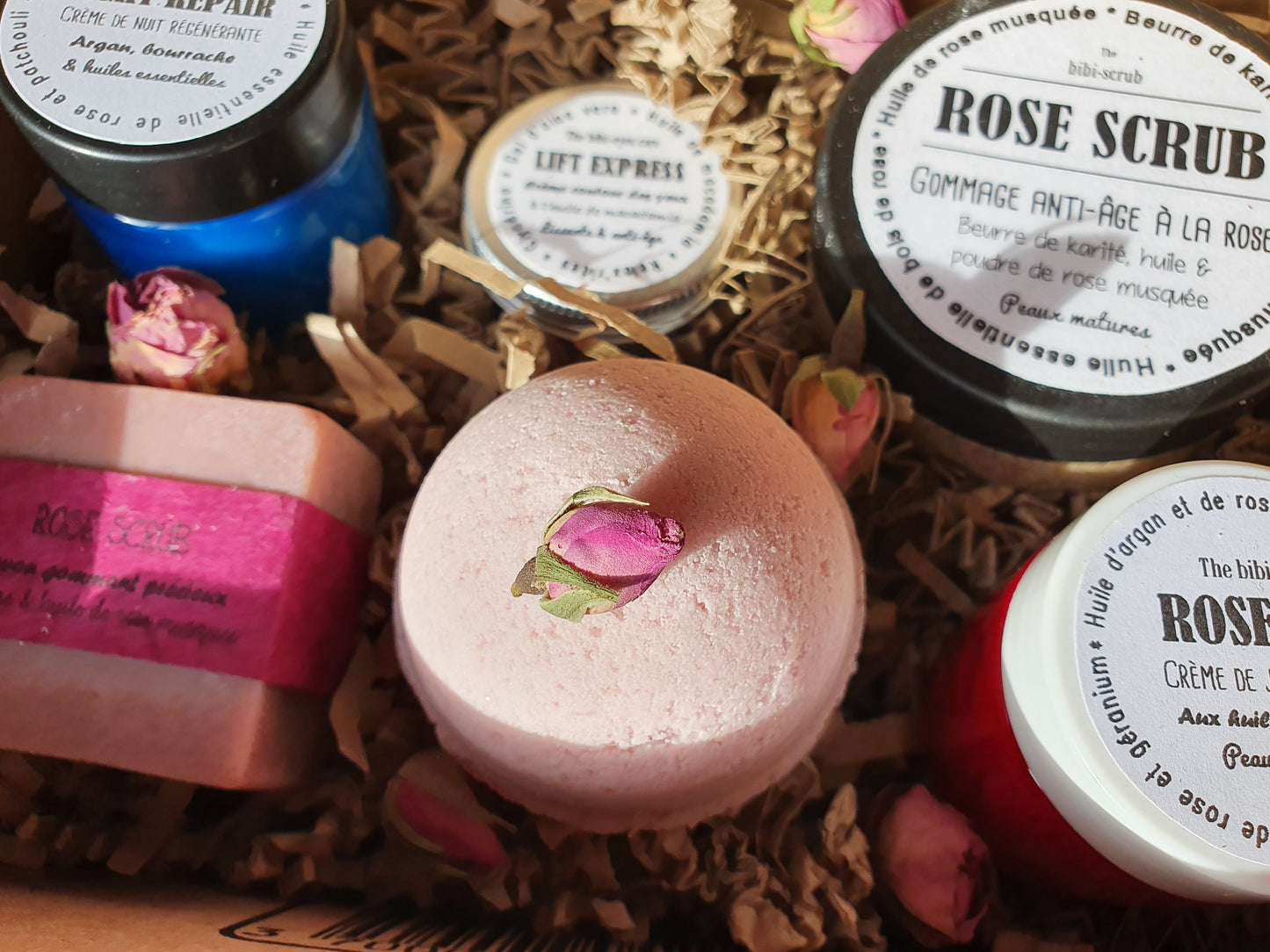 La "Forever Young box", coffret ou boîte cadeau de soins complets à la rose pour les peaux matures