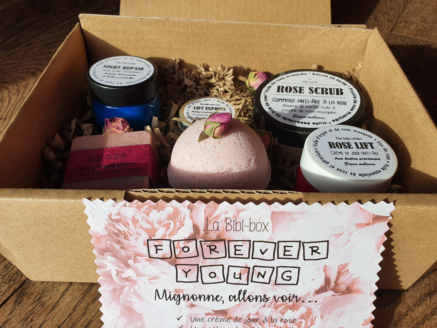 La "Forever Young box", coffret ou boîte cadeau de soins complets à la rose pour les peaux matures