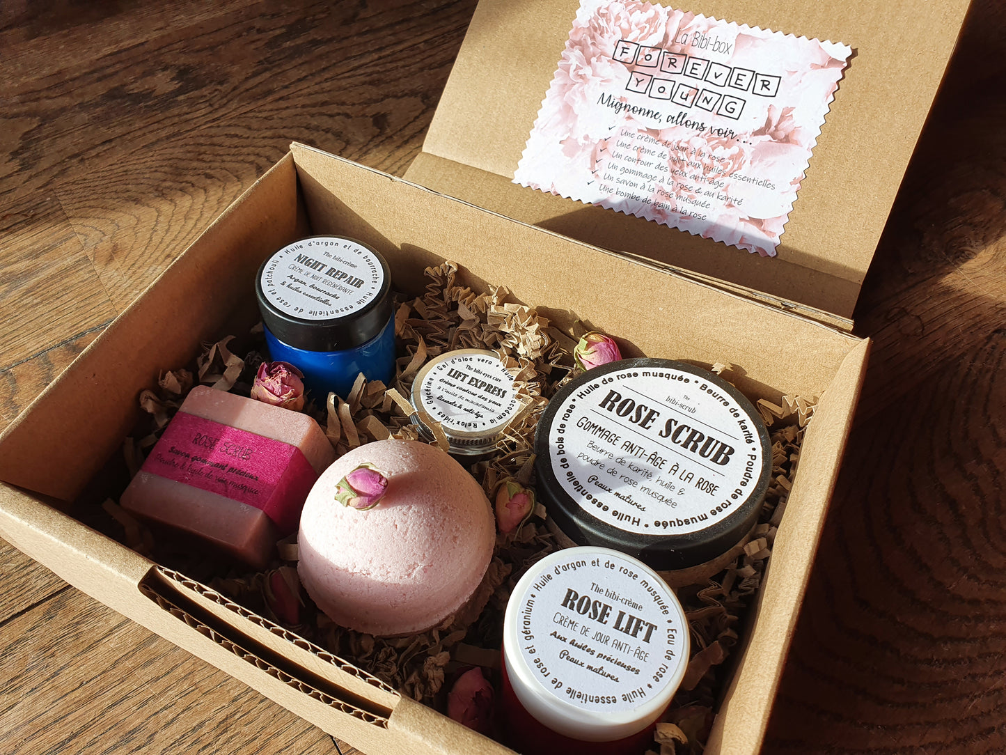 La "Forever Young box", coffret ou boîte cadeau de soins complets à la rose pour les peaux matures