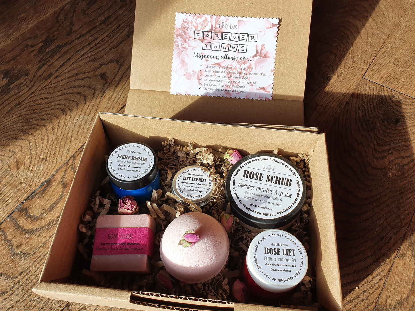 La "Forever Young box", coffret ou boîte cadeau de soins complets à la rose pour les peaux matures