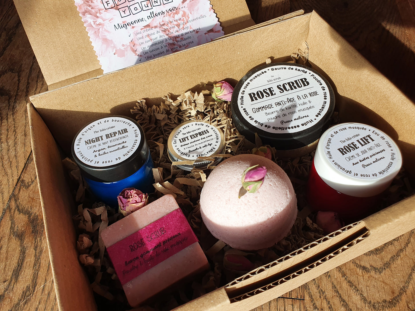 La "Forever Young box", coffret ou boîte cadeau de soins complets à la rose pour les peaux matures
