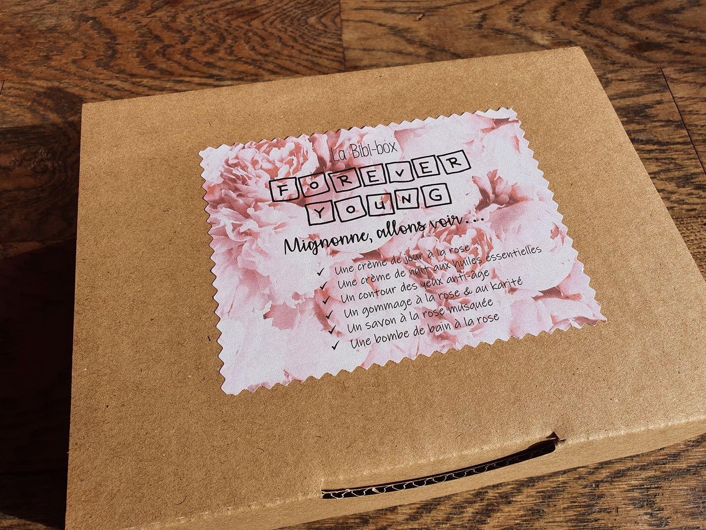 La "Forever Young box", coffret ou boîte cadeau de soins complets à la rose pour les peaux matures