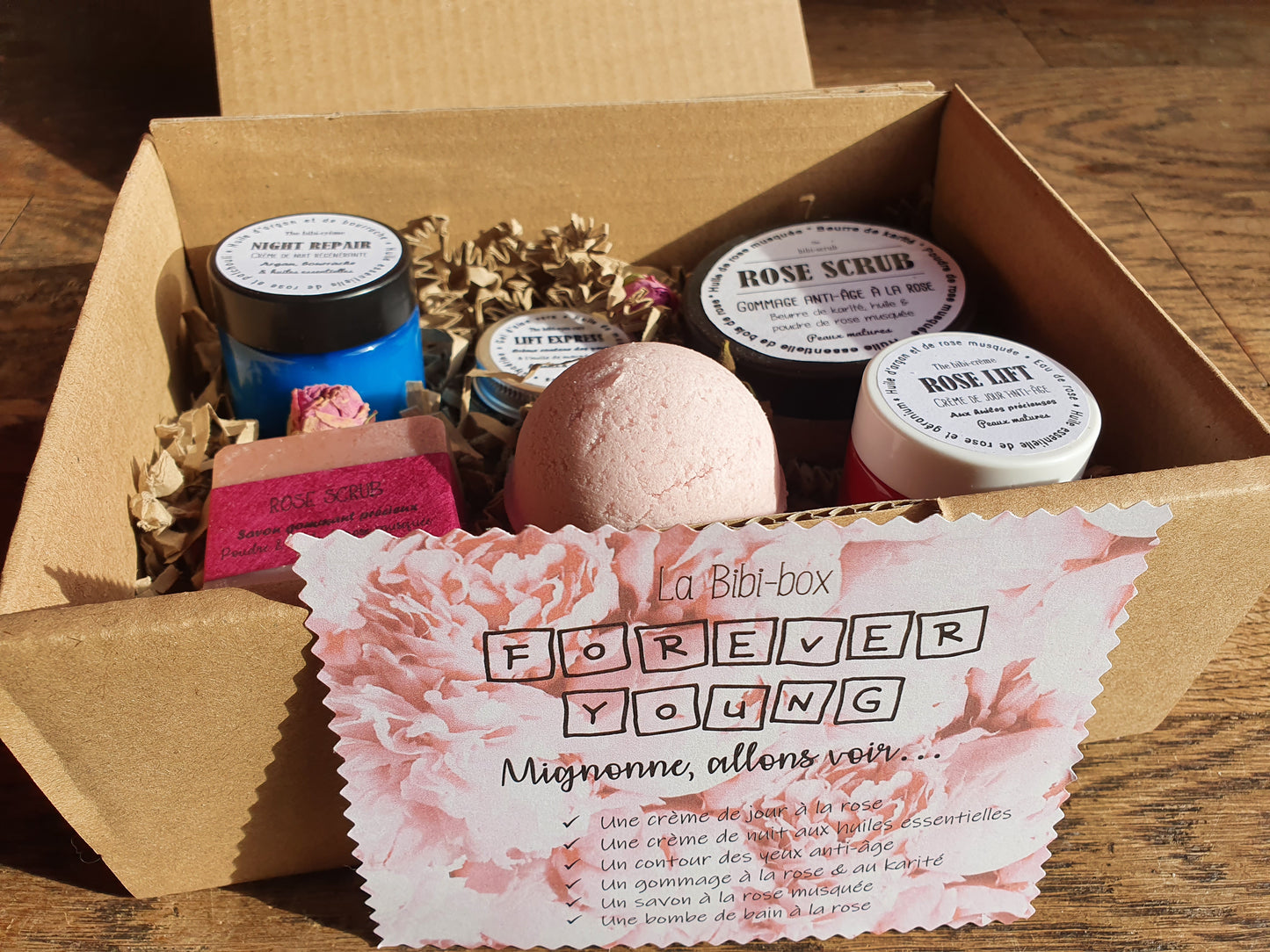 La "Forever Young box", coffret ou boîte cadeau de soins complets à la rose pour les peaux matures
