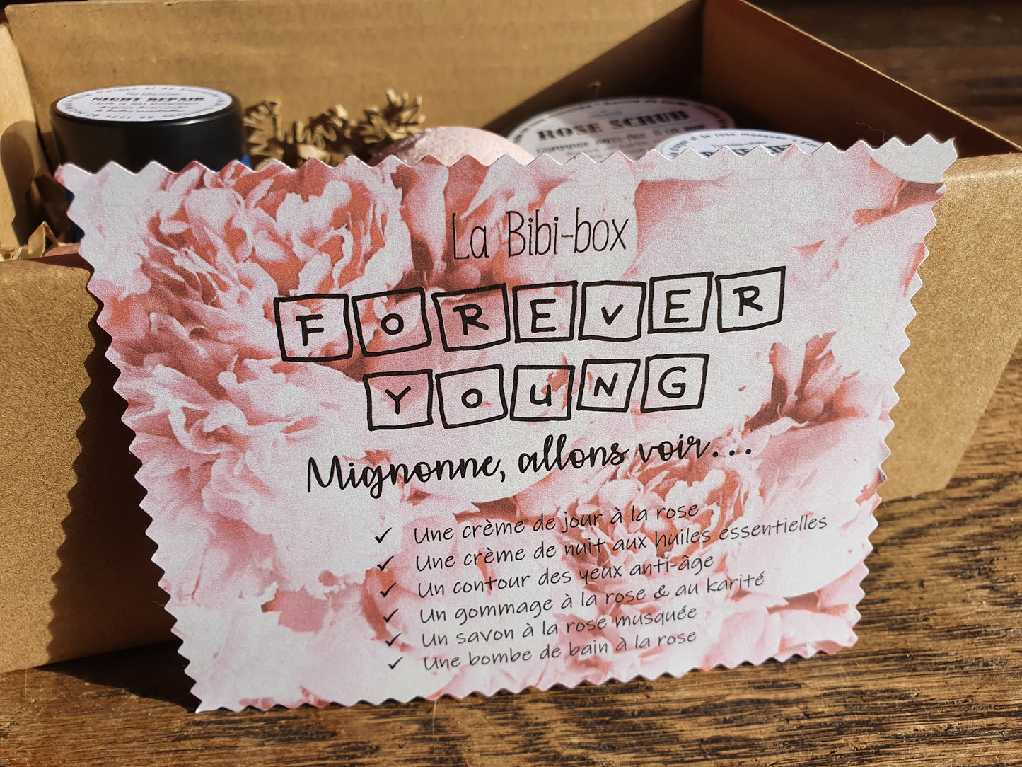 La "Forever Young box", coffret ou boîte cadeau de soins complets à la rose pour les peaux matures