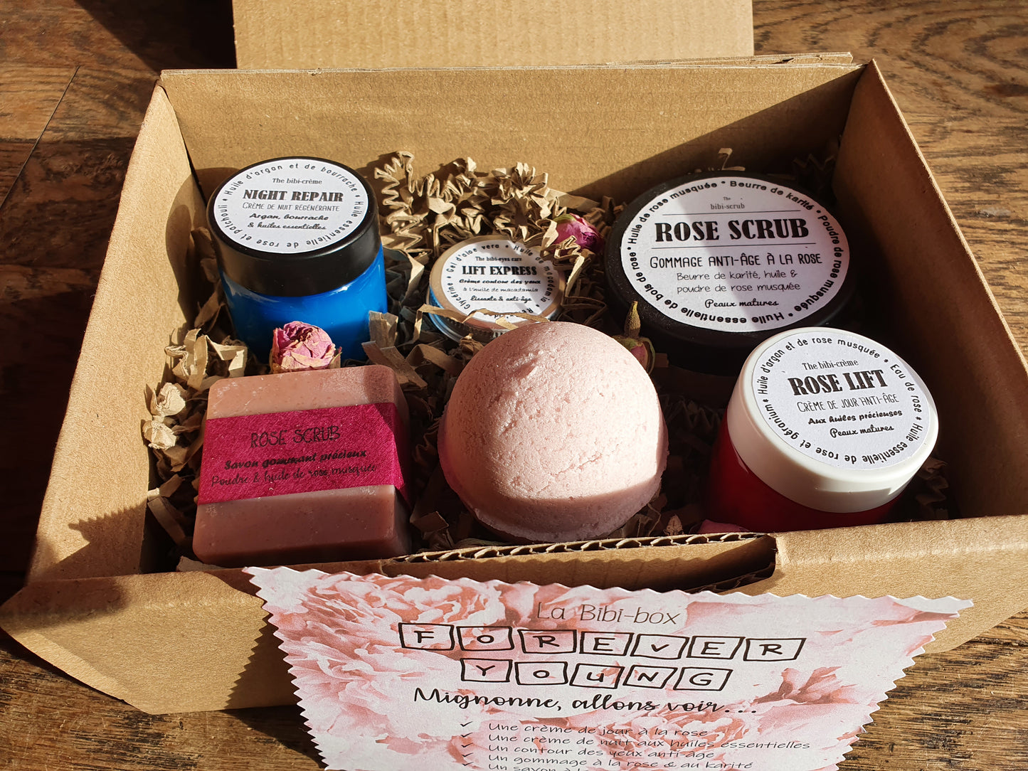 La "Forever Young box", coffret ou boîte cadeau de soins complets à la rose pour les peaux matures