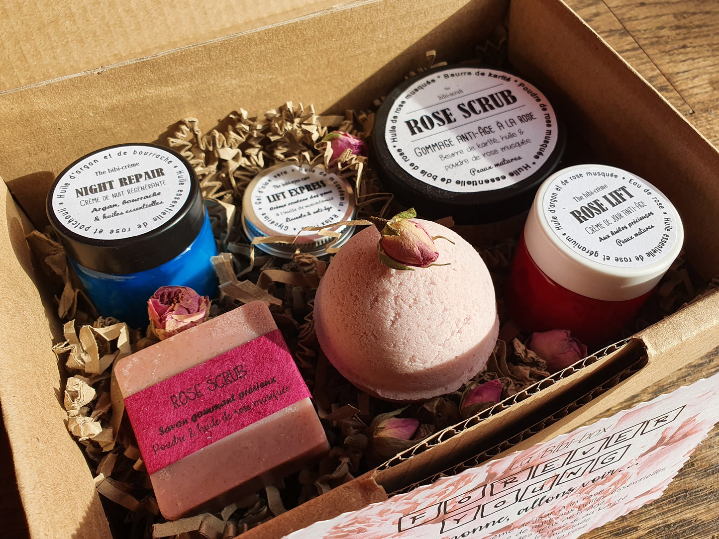 La "Forever Young box", coffret ou boîte cadeau de soins complets à la rose pour les peaux matures