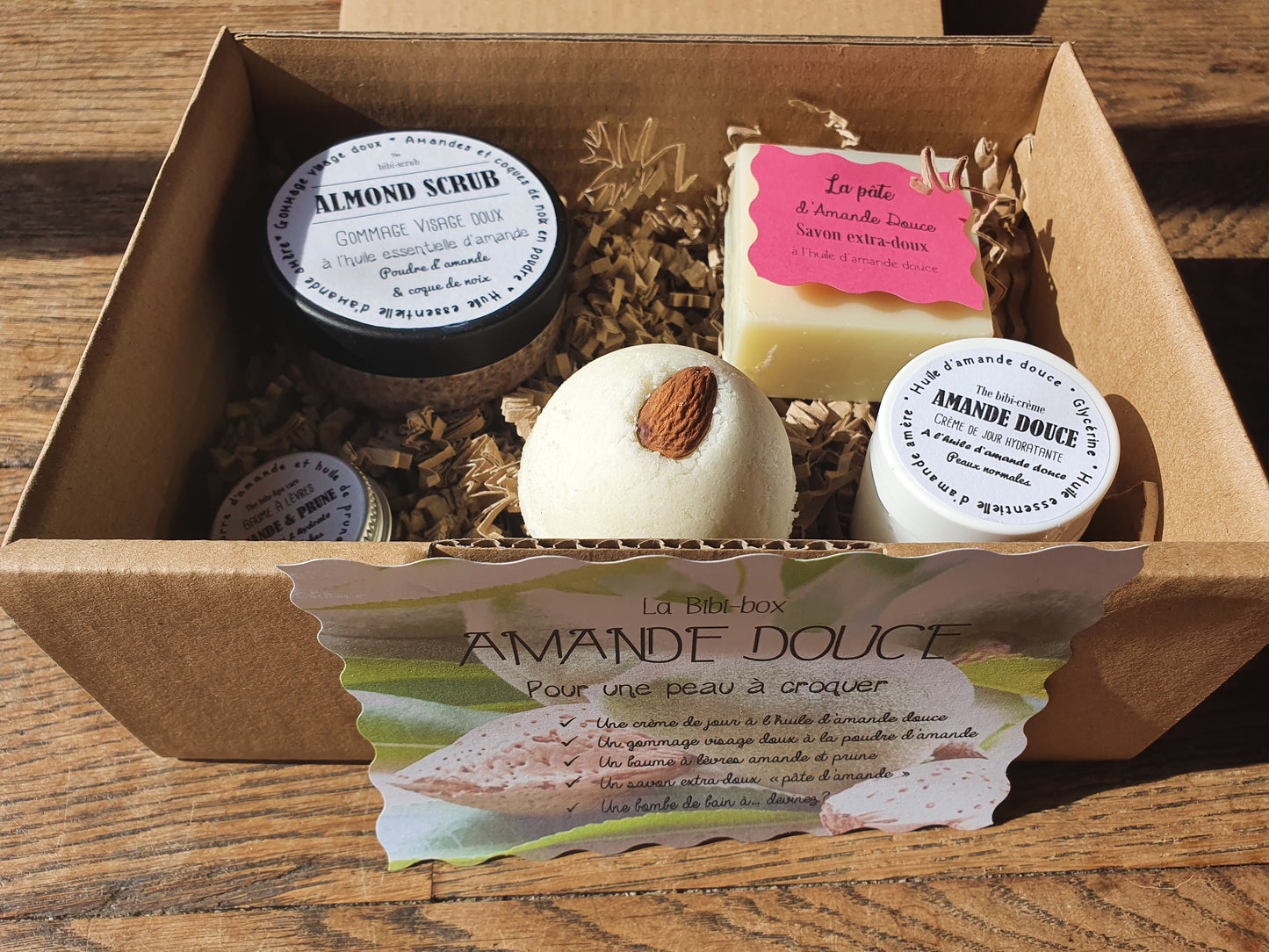 La "Amande douce box", coffret ou boïte cadeau de soins complets à l'amande douce pour une hydratation optimale