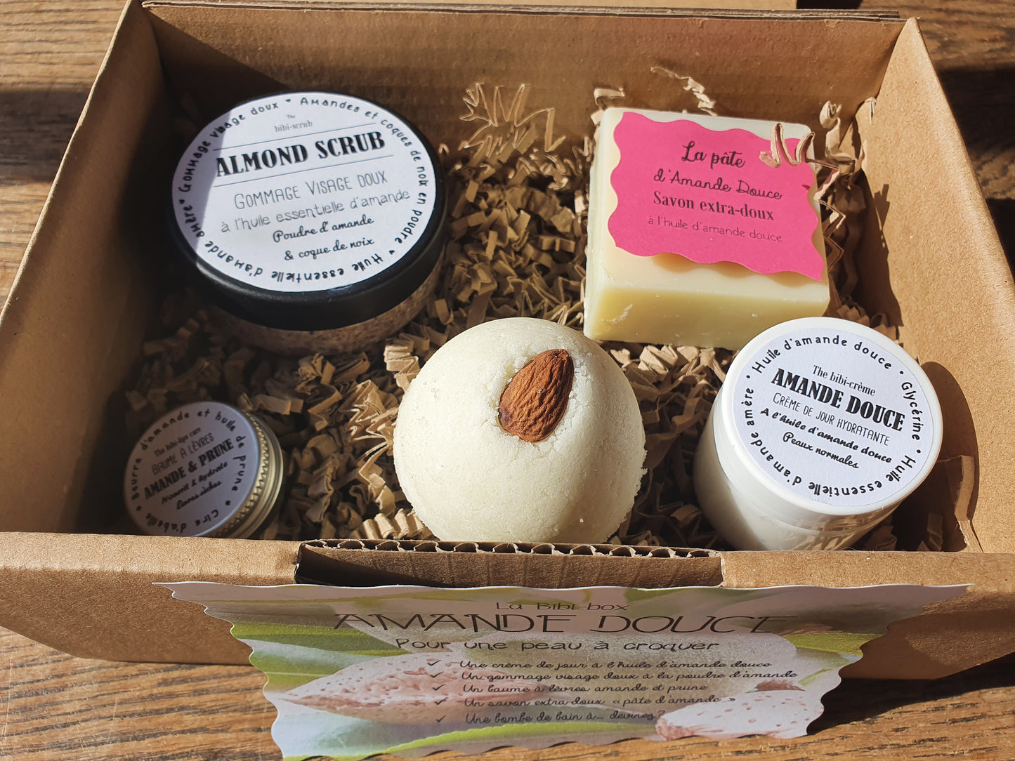 La "Amande douce box", coffret ou boïte cadeau de soins complets à l'amande douce pour une hydratation optimale