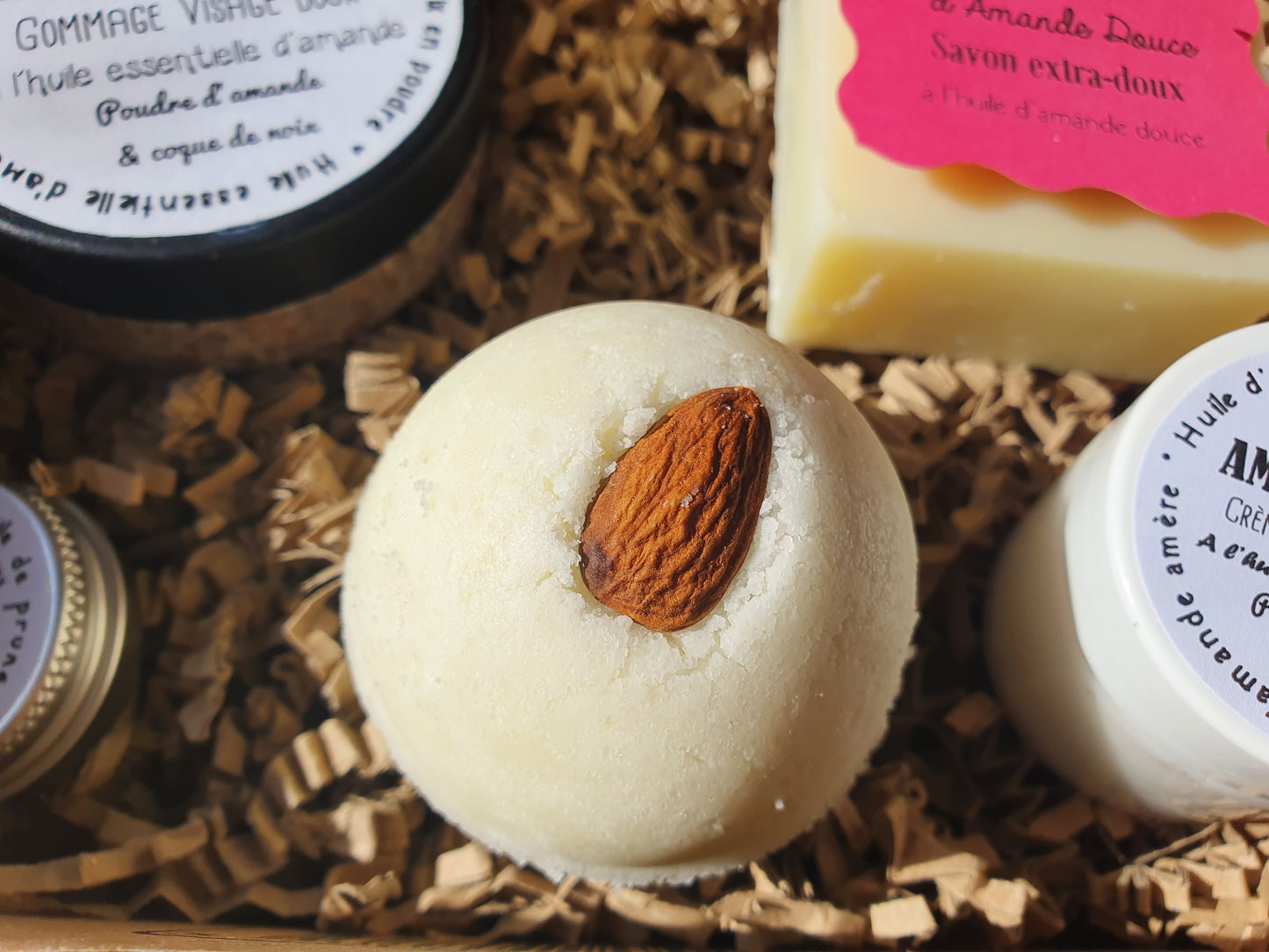 La "Amande douce box", coffret ou boïte cadeau de soins complets à l'amande douce pour une hydratation optimale