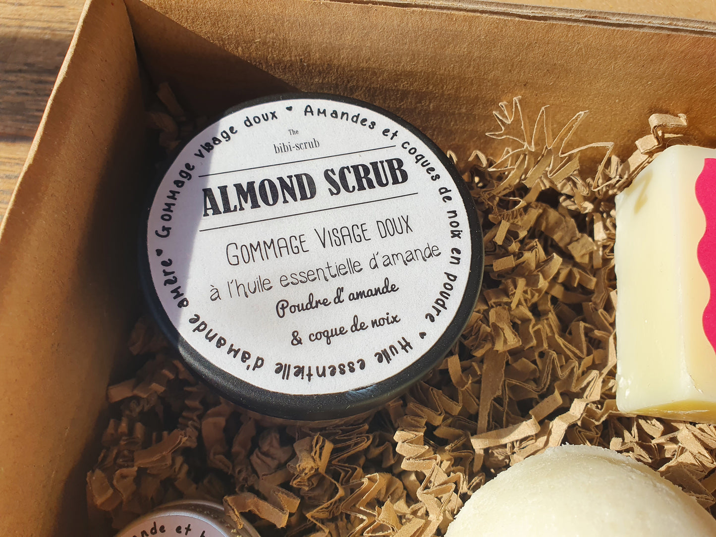La "Amande douce box", coffret ou boïte cadeau de soins complets à l'amande douce pour une hydratation optimale