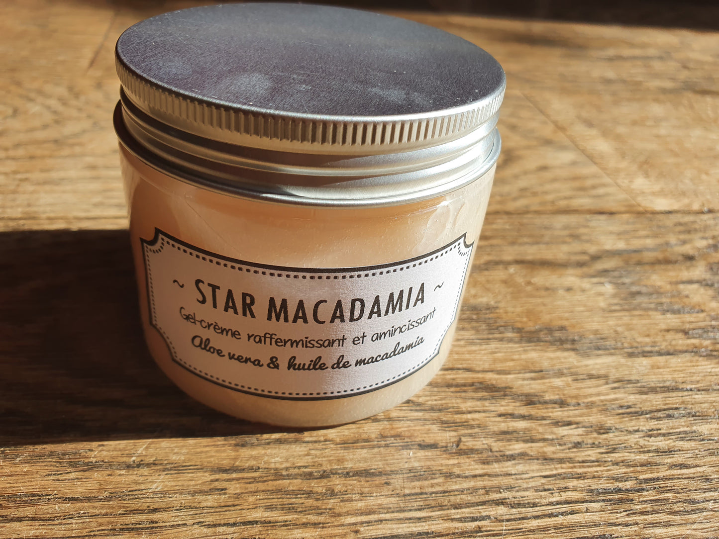 La "Star macadamia", crème fraîche en gel gelée minceur anti vergetures et anticellulite à l'huile végétale de macadamia, aloe vera et actifs amincissants
