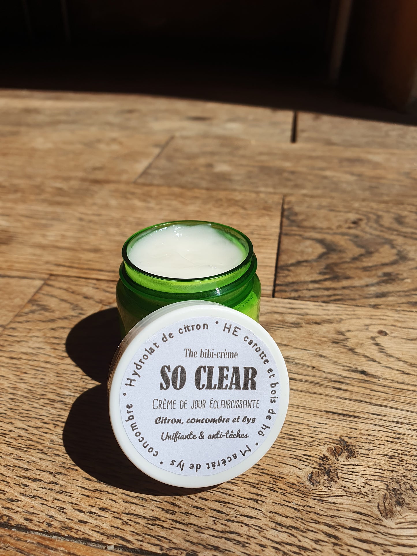 La "So Clear", crème de jour hydratante éclaircissante à l'huile de lys, concombre, huile essentielle de carotte et de citron
