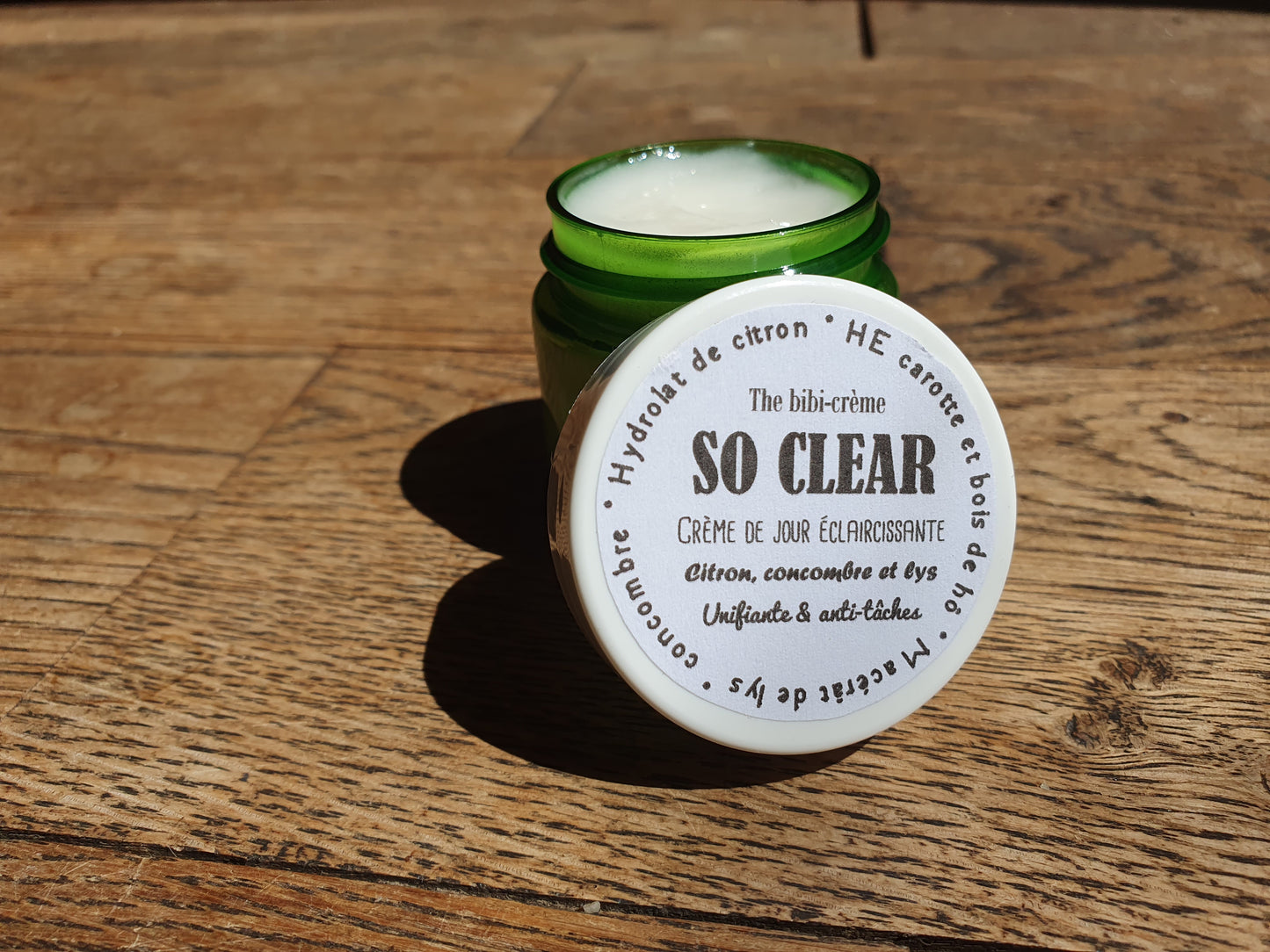 La "So Clear", crème de jour hydratante éclaircissante à l'huile de lys, concombre, huile essentielle de carotte et de citron