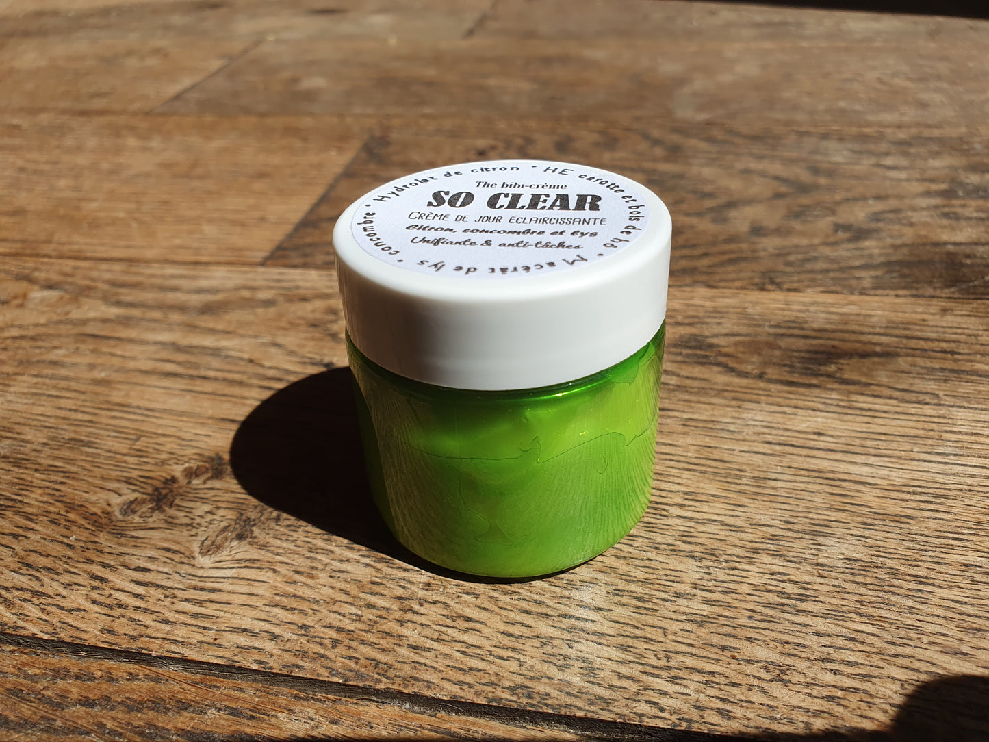 La "So Clear", crème de jour hydratante éclaircissante à l'huile de lys, concombre, huile essentielle de carotte et de citron