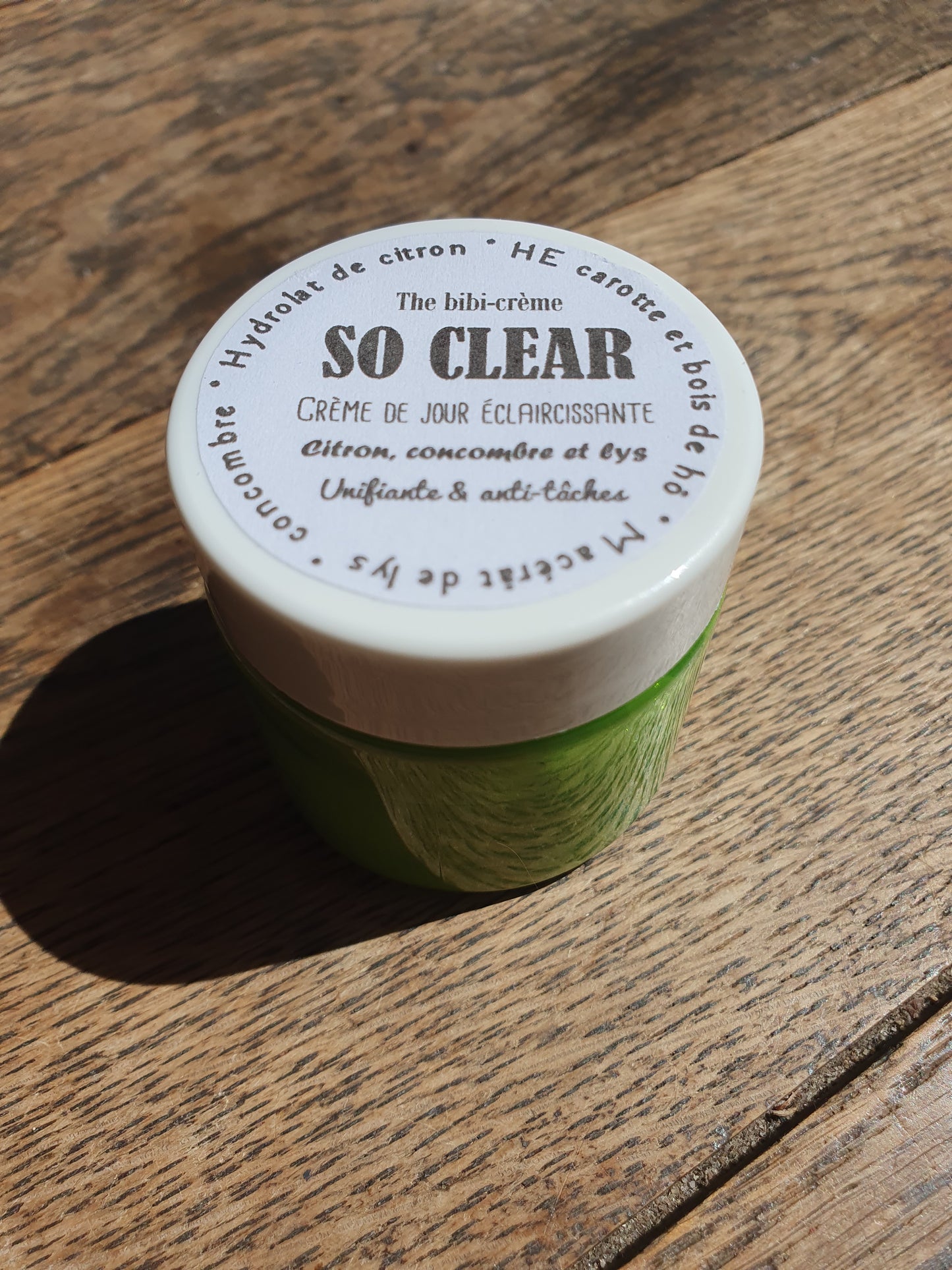 La "So Clear", crème de jour hydratante éclaircissante à l'huile de lys, concombre, huile essentielle de carotte et de citron