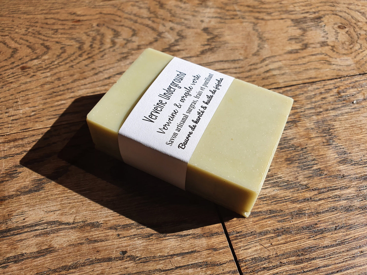 Le "Verveine Underground", savon artisanal surgras saponifié à froid purifiant pour les peaux grasses à l'argile verte, verveine, huile de coco et beurre de karité