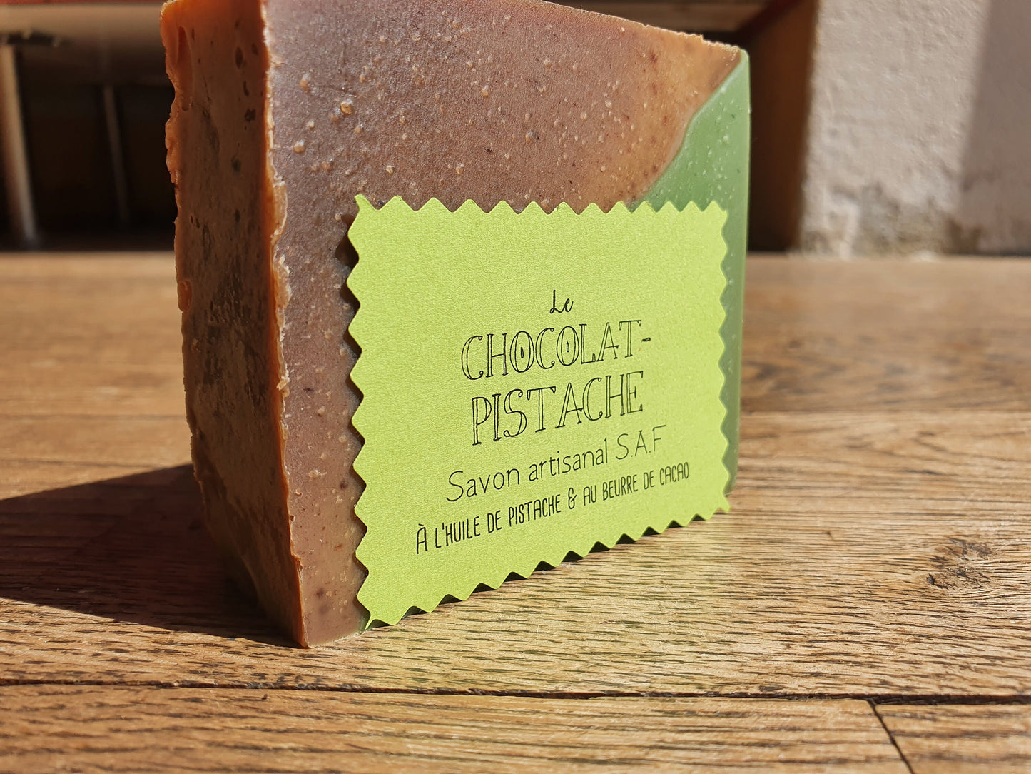 Le "Chocolat-pistache", savon artisanal surgras saponifié à froid divin à l'huile de pistache et au beurre de cacao pour les peaux gourmandes