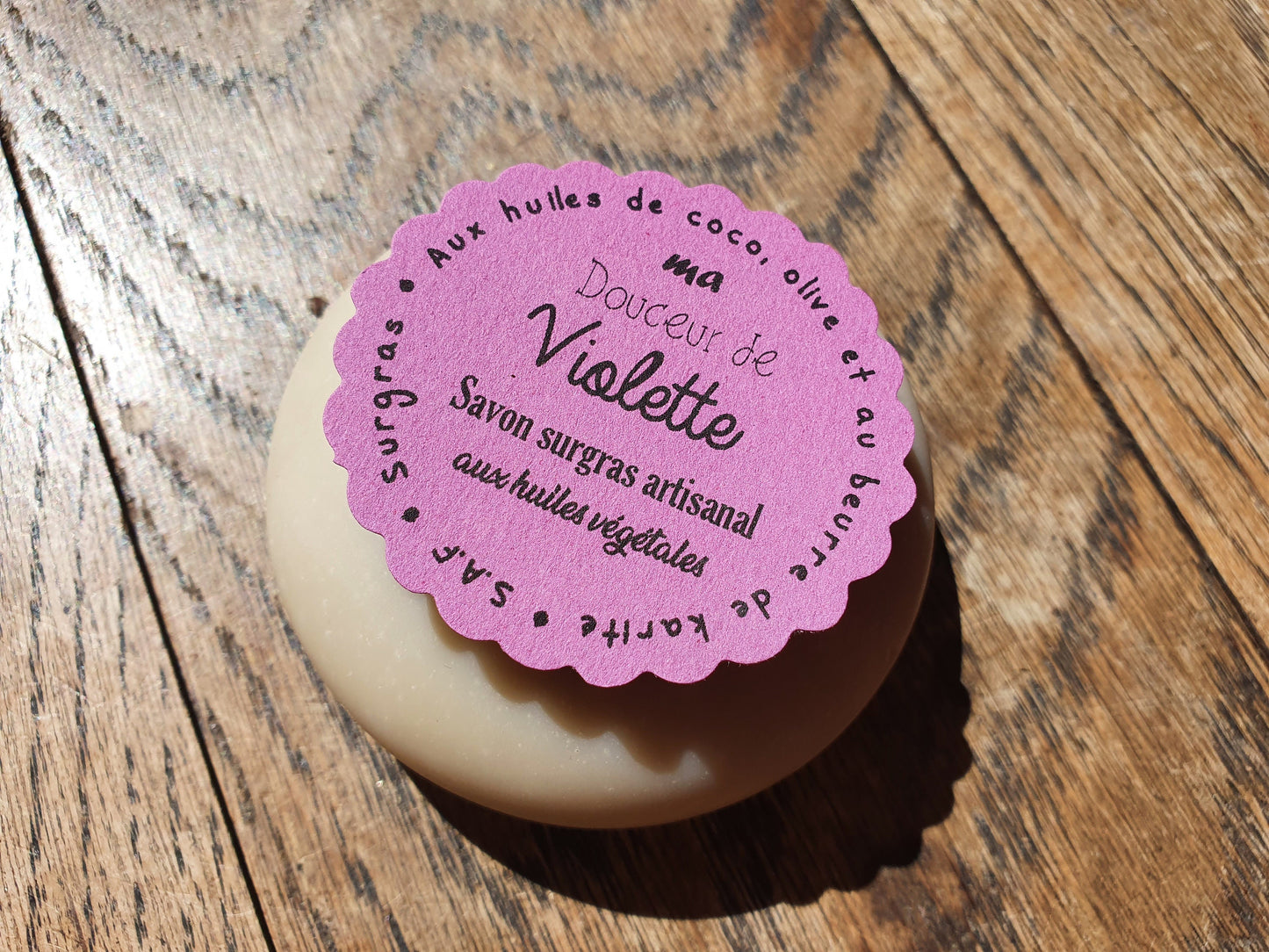 Ma "Douceur de violette", savon artisanal surgras saponifié à froid aux huiles végétales de coco, olive, beurre de karité et à la violette