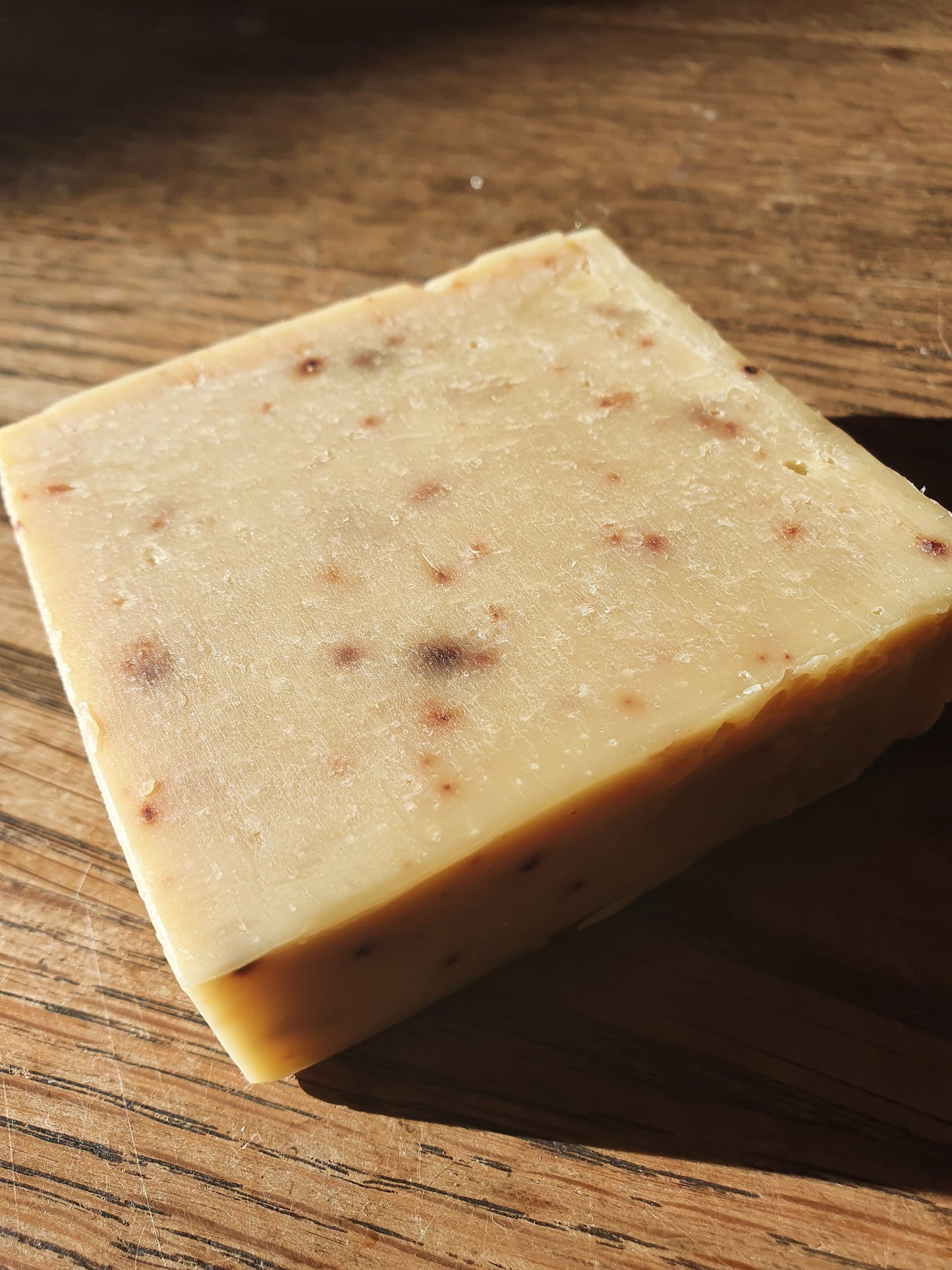 Le "Miellifique", savon artisanal surgras saponifié à froid de la ruche très doux au miel, propolis et cire d'abeille pour les peaux sèches et abîmées
