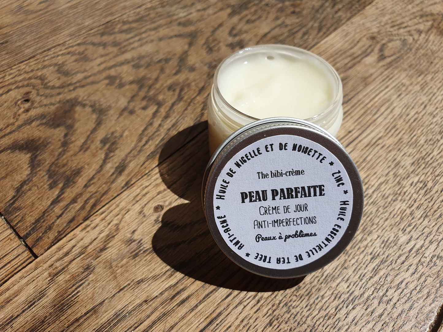 La "Peau parfaite", crème de jour légère zéro bouton anti acné à l'huile essentielle de tea tree, huiles de noisette et nigelle