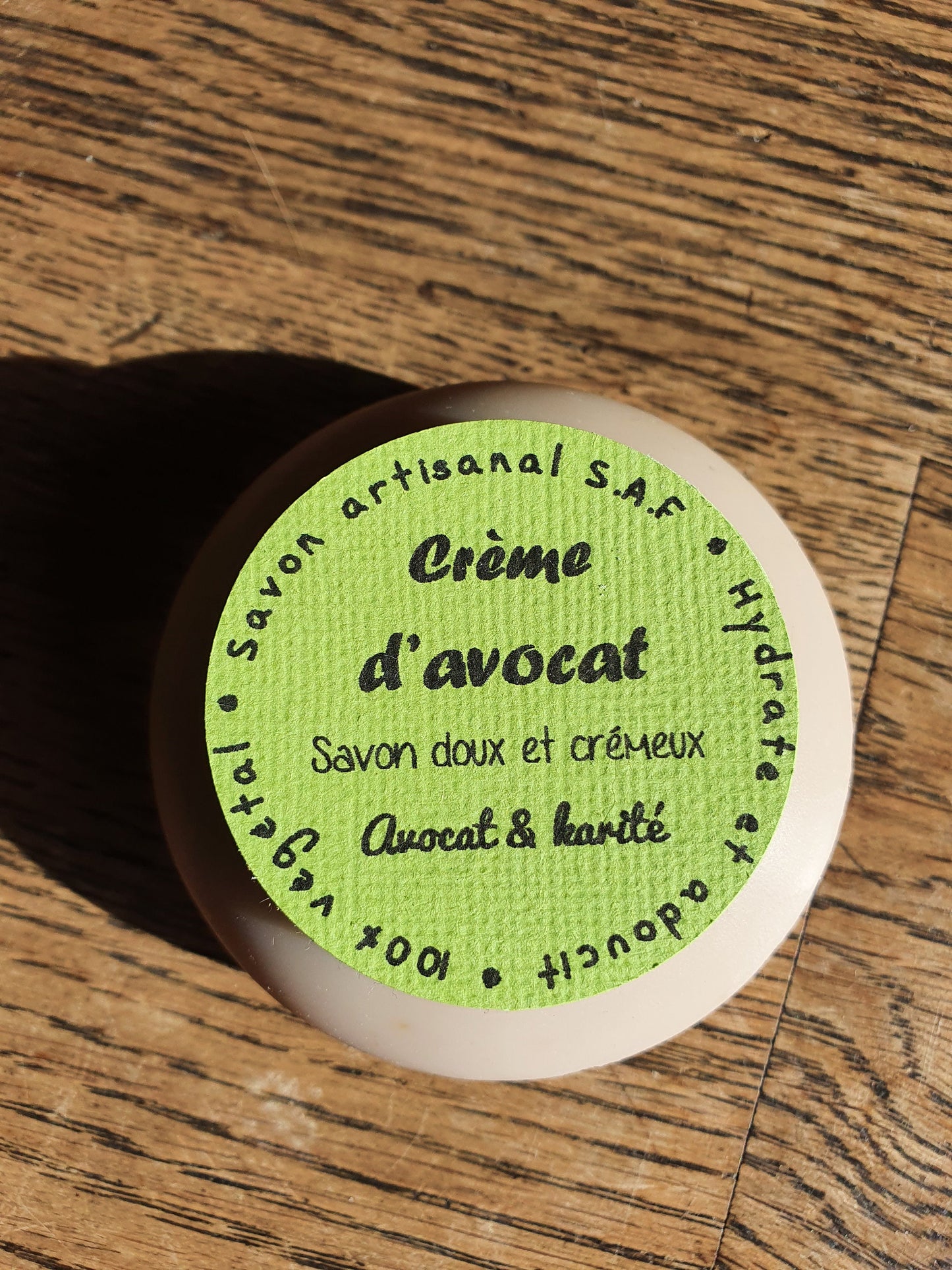 La "Crème d'avocat", savon artisanal surgras saponifié à froid à l'avocat frais et aux huiles végétales d'avocat, olive, coco et beurre de karité