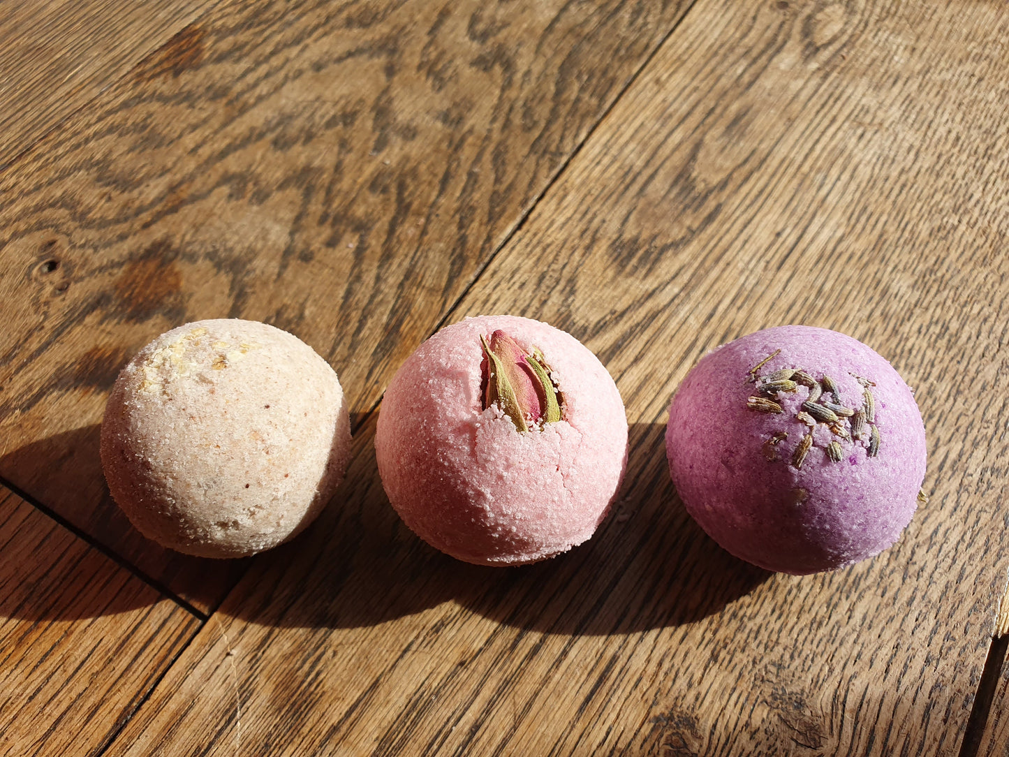Pochon de 3 petites boules bombes de bain artisanales parfumées effervescentes au beurre de karité et au sel d'Epsom relaxant