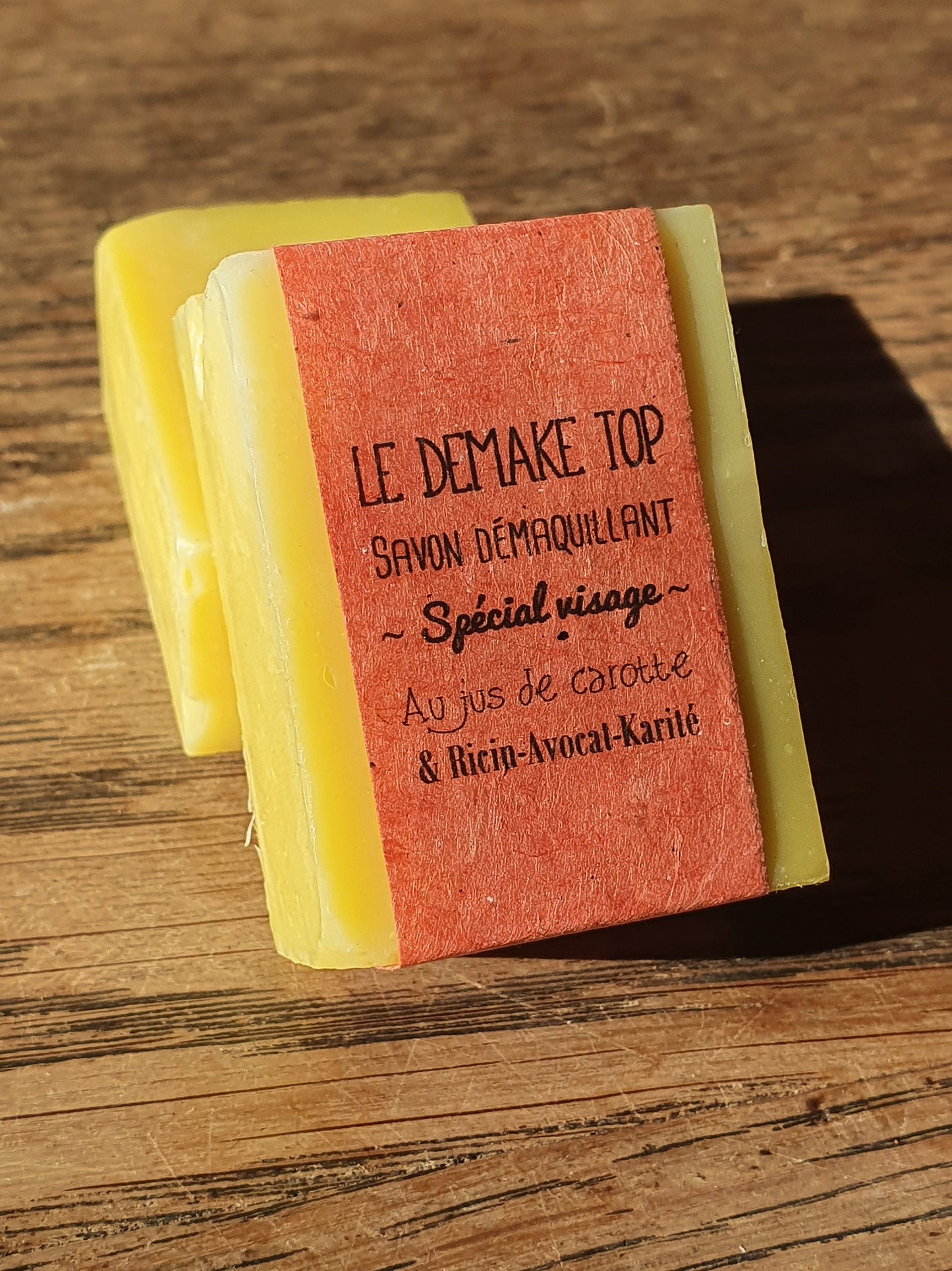 Le "Demake top", savon artisanal surgras saponifié à froid démaquillant bonne mine pour le visage au jus de carotte, huiles de ricin, olive, avocat et beurre de karité