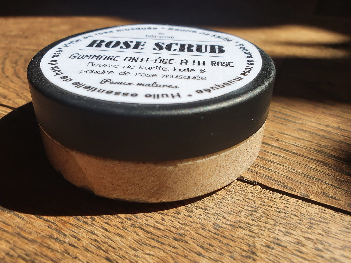 Le "Rose scrub", crème gommante gommage précieux anti-âge à la rose musquée, au beurre de karité et au bois de rose pour les peaux matures