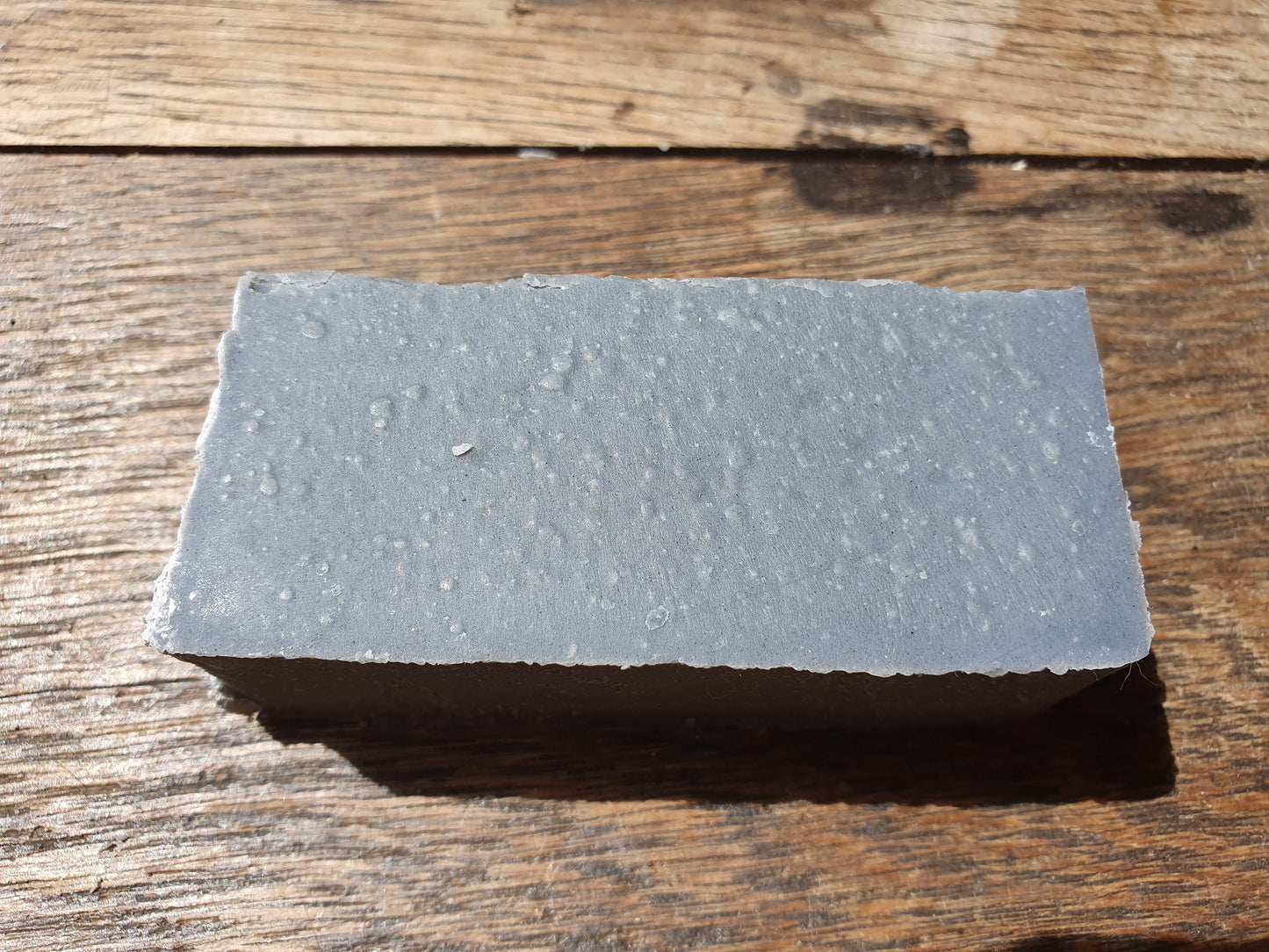 La "Barre à mine", savon artisanal surgras saponifié à froid detox au charbon et à l'aloe vera purifiant visage et corps, à l'huile de ricin et beurre de karité