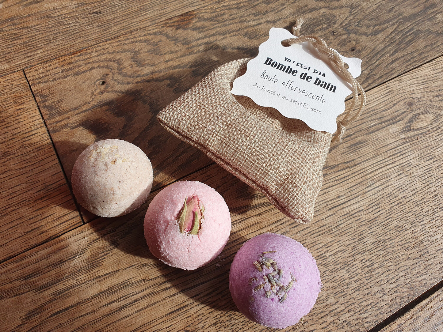 Pochon de 3 petites boules bombes de bain artisanales parfumées effervescentes au beurre de karité et au sel d'Epsom relaxant