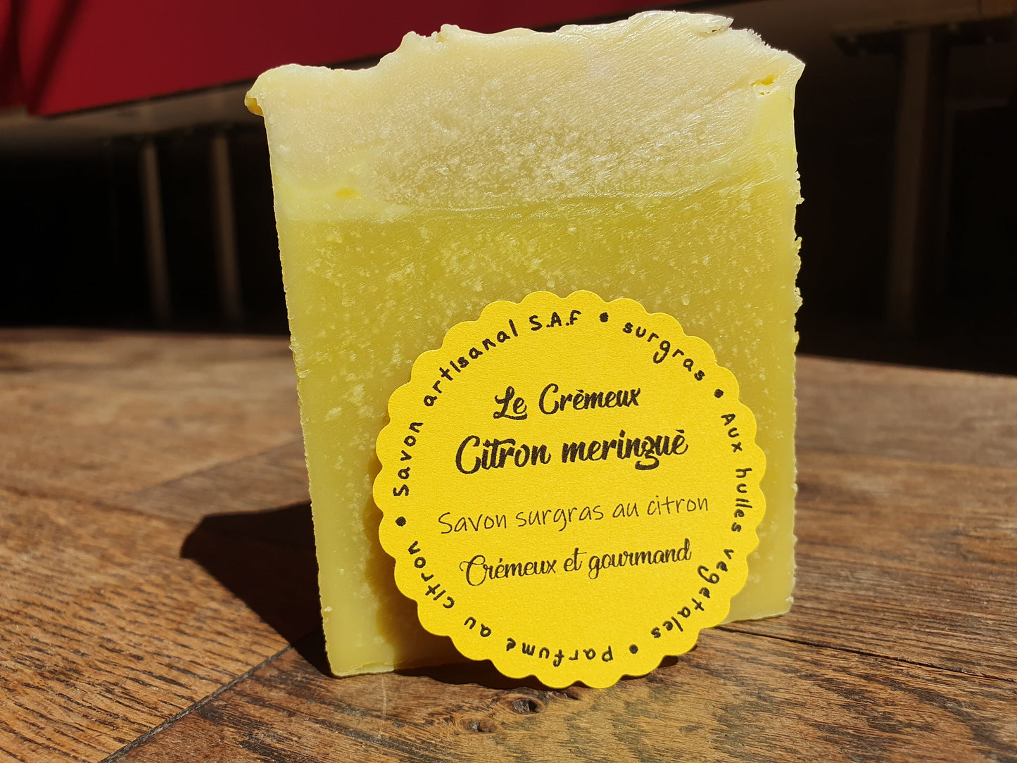 Le "Crémeux citron meringué", savon artisanal surgras saponifié à froid aux huiles végétales et parfumé au citron gourmand