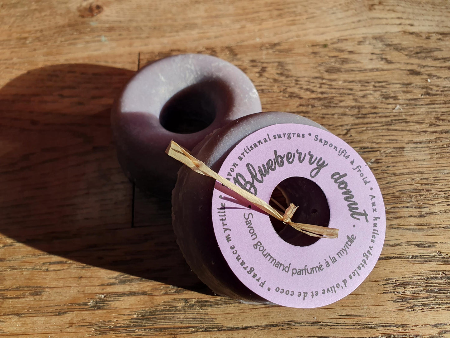 Le "Blueberry donut", savon artisanal surgras saponifié à froid parfumé à la myrtille